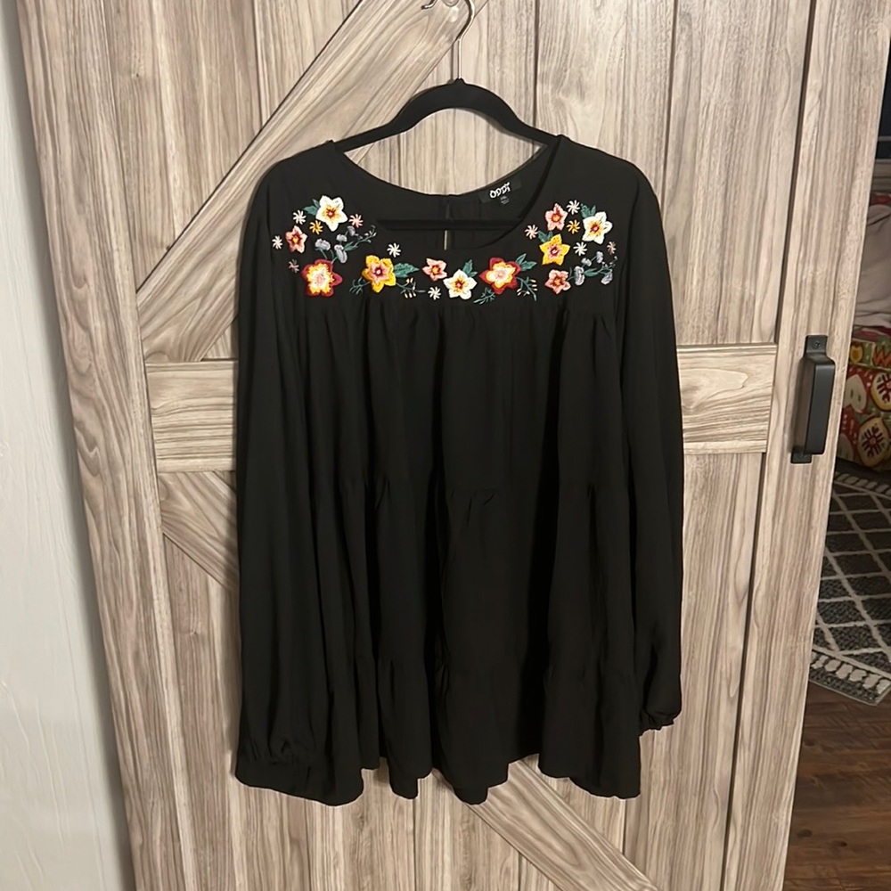 NEW w/o tags black tiered tunic with embroidered necklace and keyhole back.